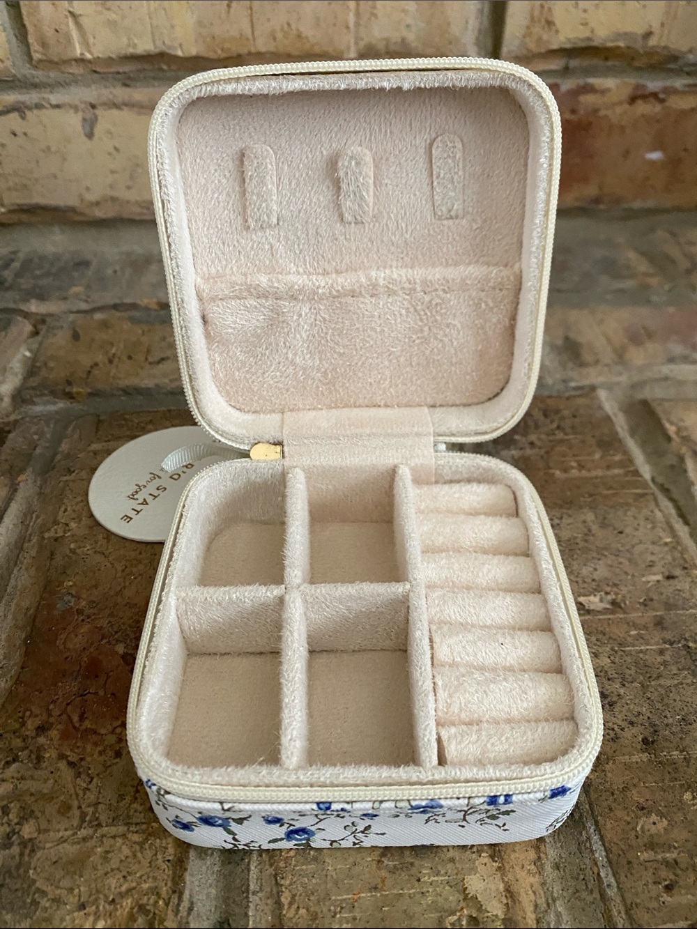 Altar'd State White and Blue Floral Travel Jewelry Case - Picture 5 of 8